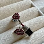 Berloque Baton Coracao Cravejado Rosa